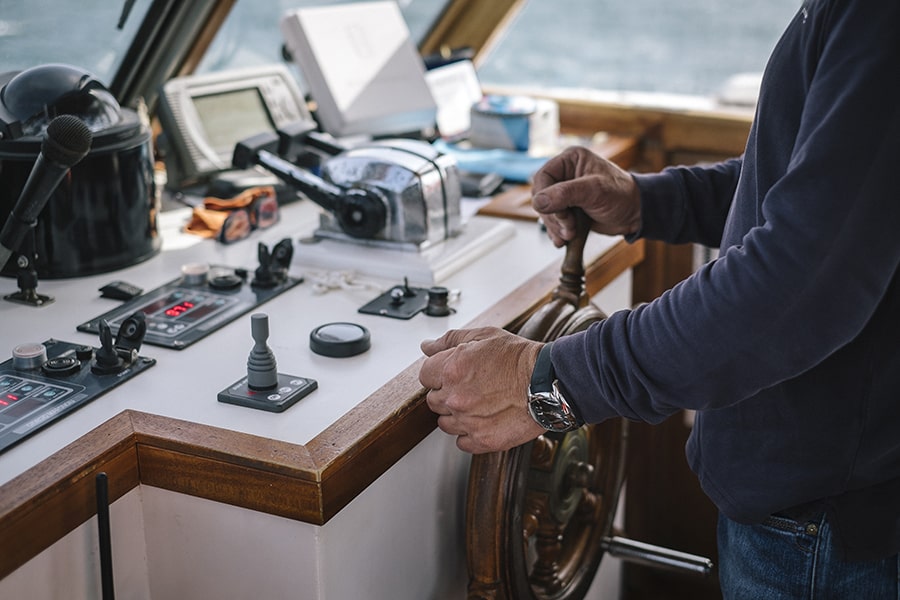 Guía cómo alquilar un barco con patrón en Málaga sin complicaciones